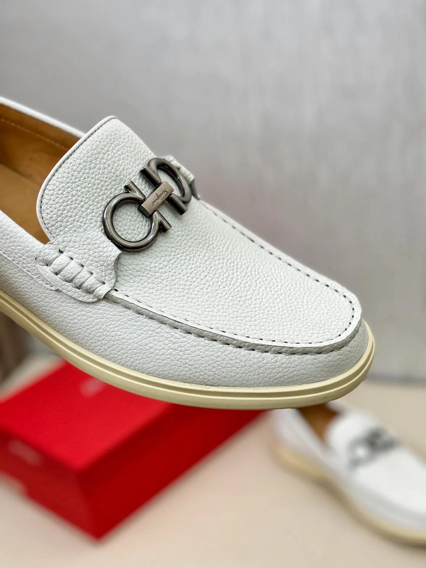 [Ferragamo] P: 580💰 Number of yards: 38~44 (45 orders are non-returnable) Ferragam's new men's driving shoes, the fabric is made of imported cowhide, with visible texture, heavy industrial stitching, dyed calfskin inside, standard logo cowhide feet, big-name experience, soft and comfortable on the feet, a men's favorite, special non-slip and wear-resistant rubber soles, easy to handle various occasions, with original box packaging!